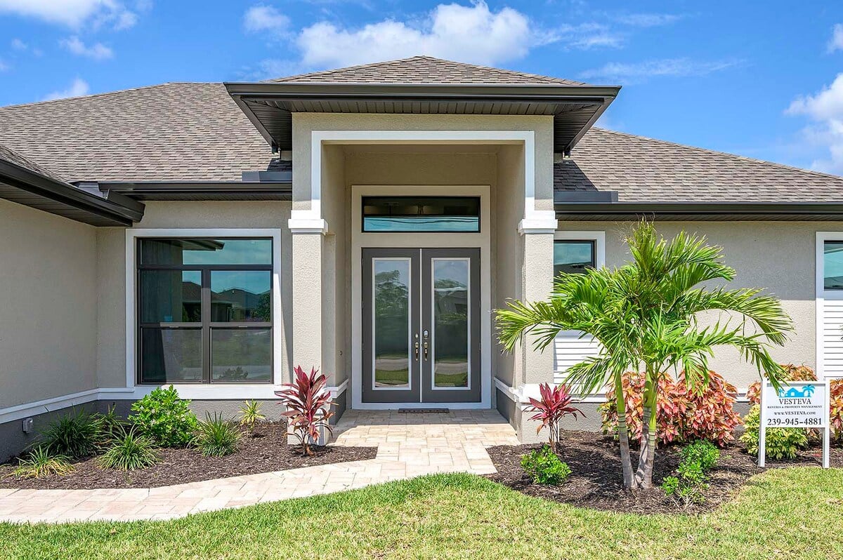 Offener Wohnbereich mit großen Glasschiebetüren und viel Tageslicht.