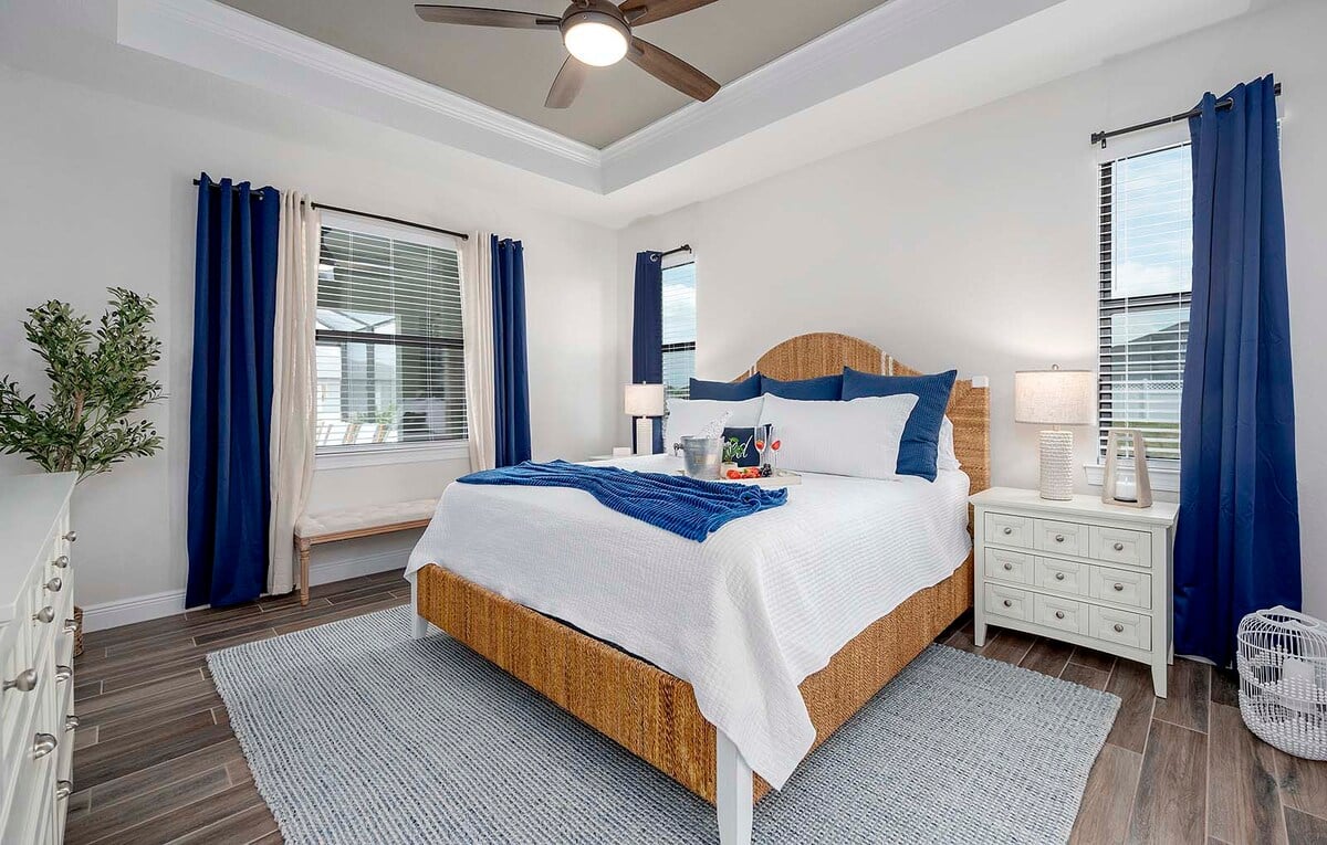 Lanai mit Lounge- und Essbereich sowie Blick auf den Kanal.