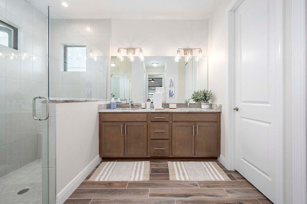 Lanai mit Lounge- und Essbereich sowie Blick auf den Kanal.