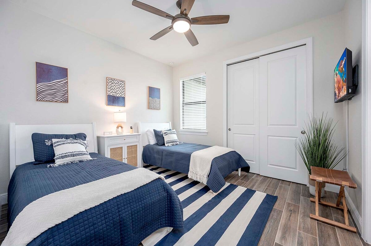 Offener Wohnbereich mit großen Glasschiebetüren und Blick zur Lanai.