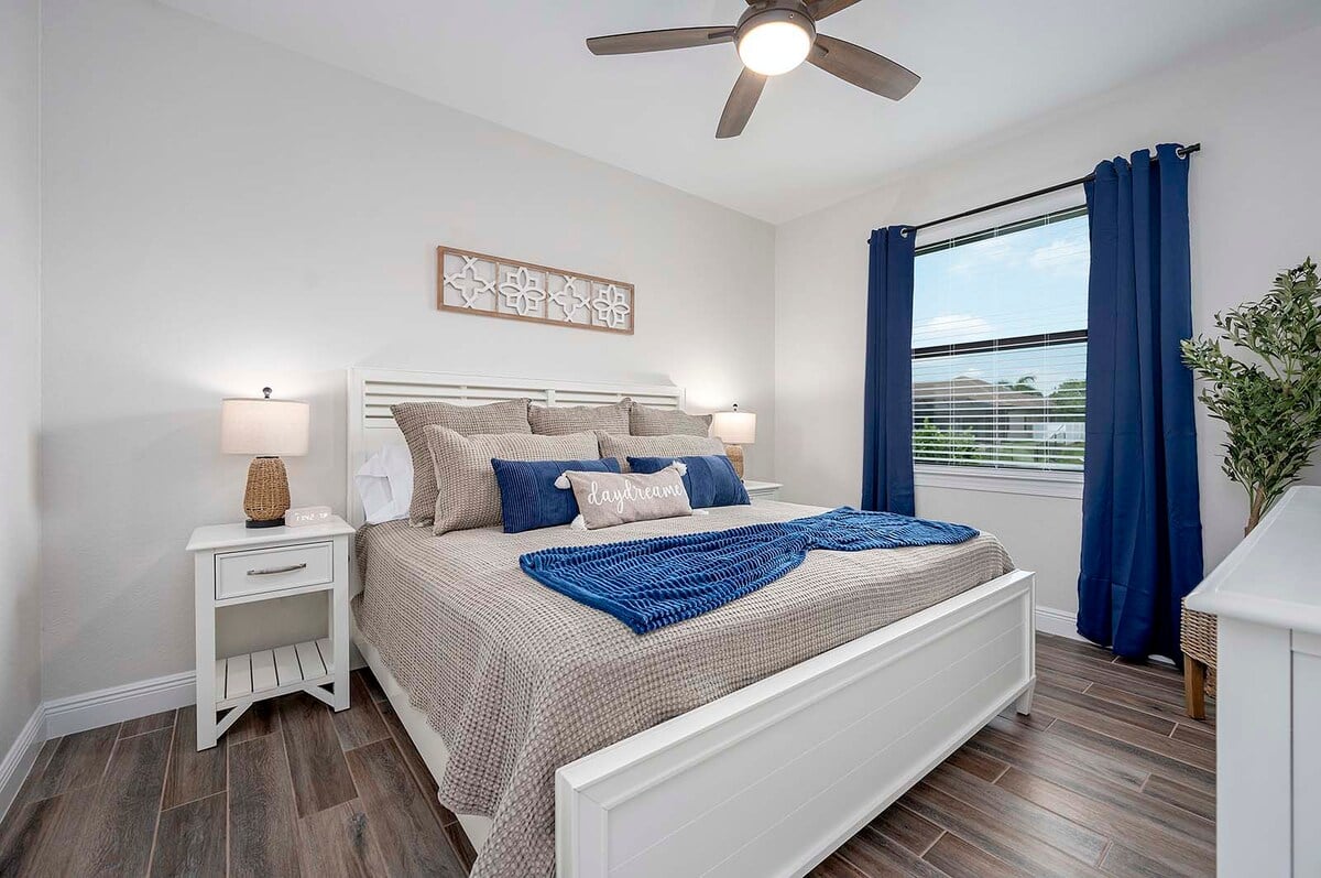 Privater Pool mit Sonnendeck und Blick auf den Kanal.