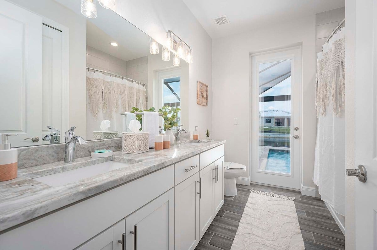 Lanai mit Lounge- und Essbereich und Blick auf den Kanal.