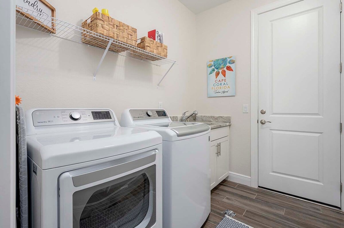 Lanai mit Lounge- und Essbereich sowie Blick auf den Kanal.