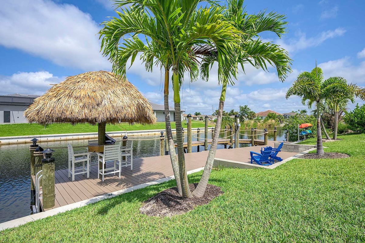 Privater Pool mit Sonnendeck und Blick auf den Kanal.