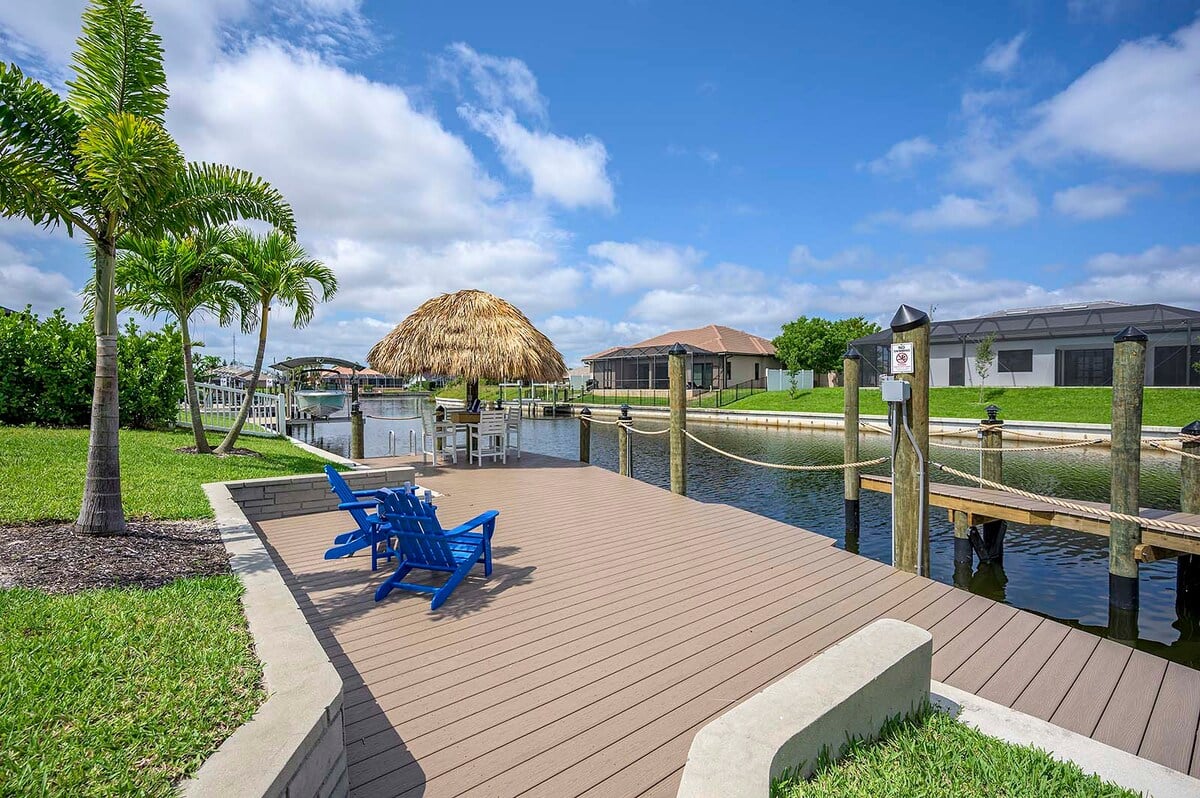 Lanai mit Lounge- und Essbereich und Blick auf den Kanal.