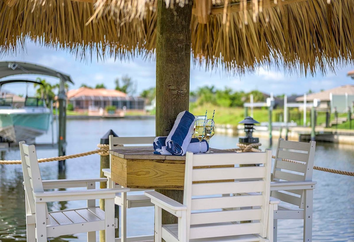Privater Pool auf der Lanai mit Sonnenliegen und Blick auf den Kanal.