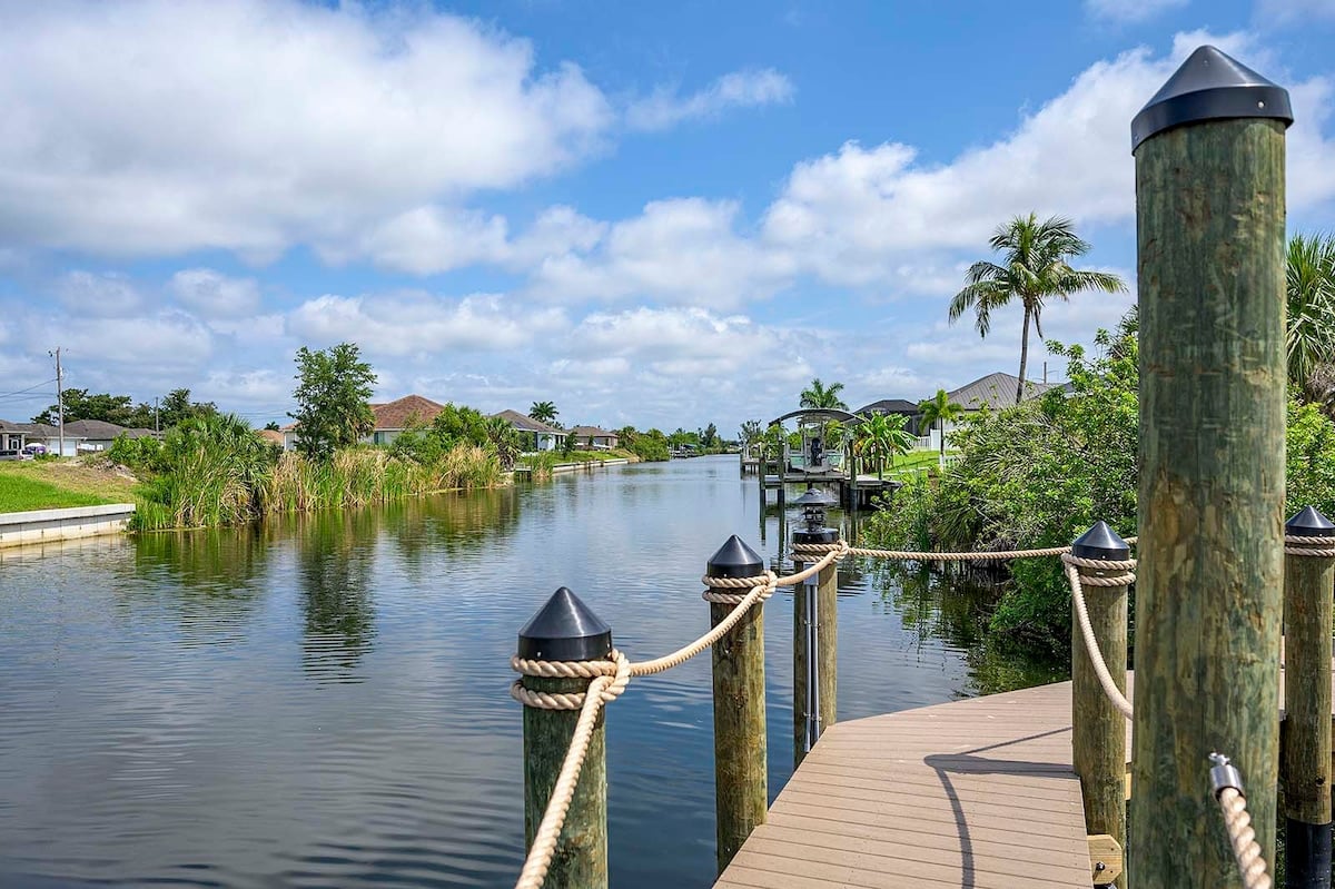 Lanai mit Lounge- und Essbereich sowie Blick auf den Kanal.