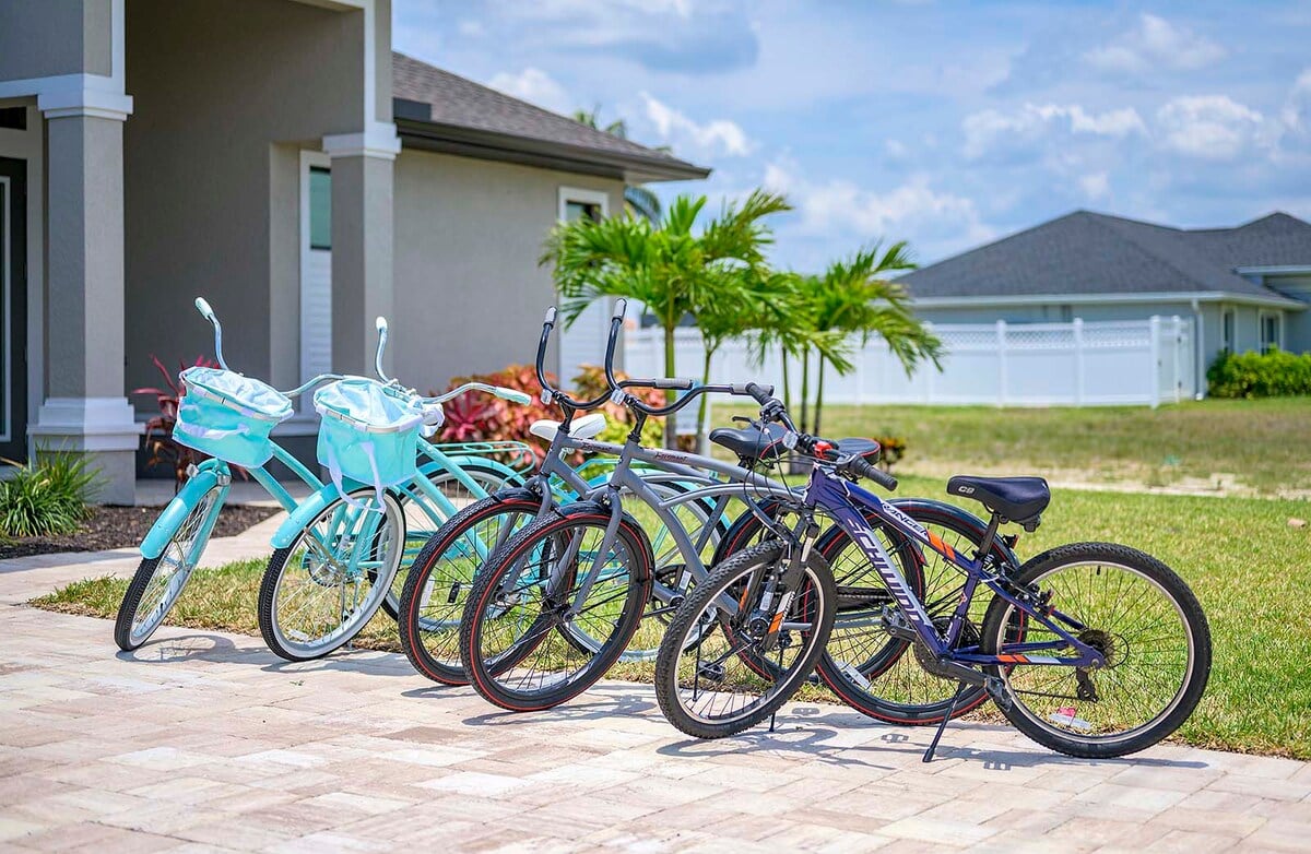 Sonnenuntergang über dem Kanal hinter dem Poolbereich.