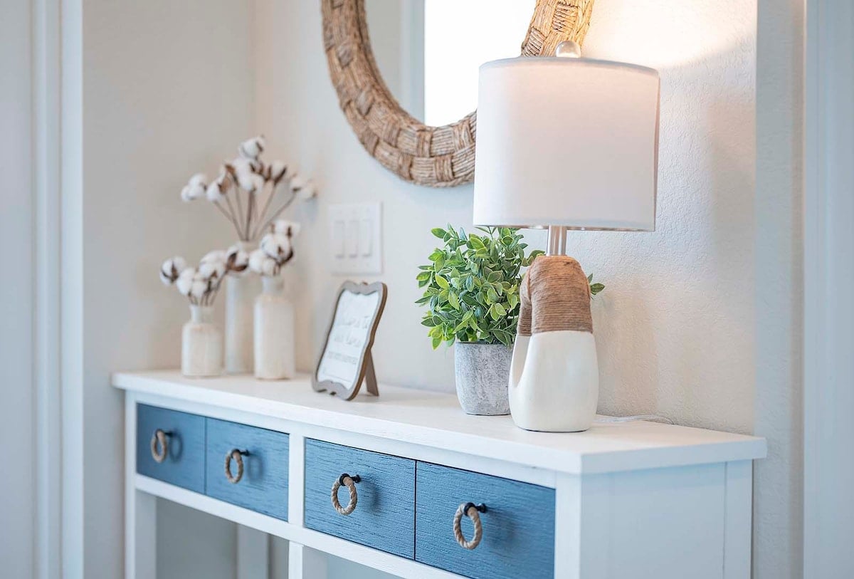 Offener Wohnbereich mit großen Glasschiebetüren und viel Tageslicht.