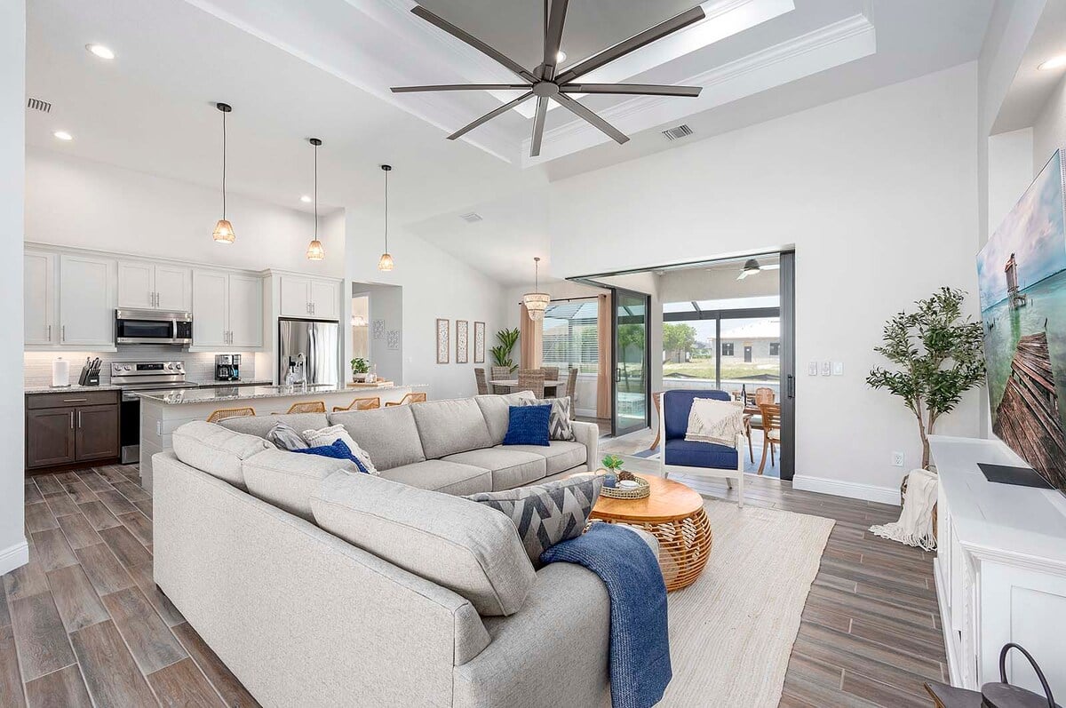 Privater Pool mit Sonnendeck und Sonnenliegen am Kanal.