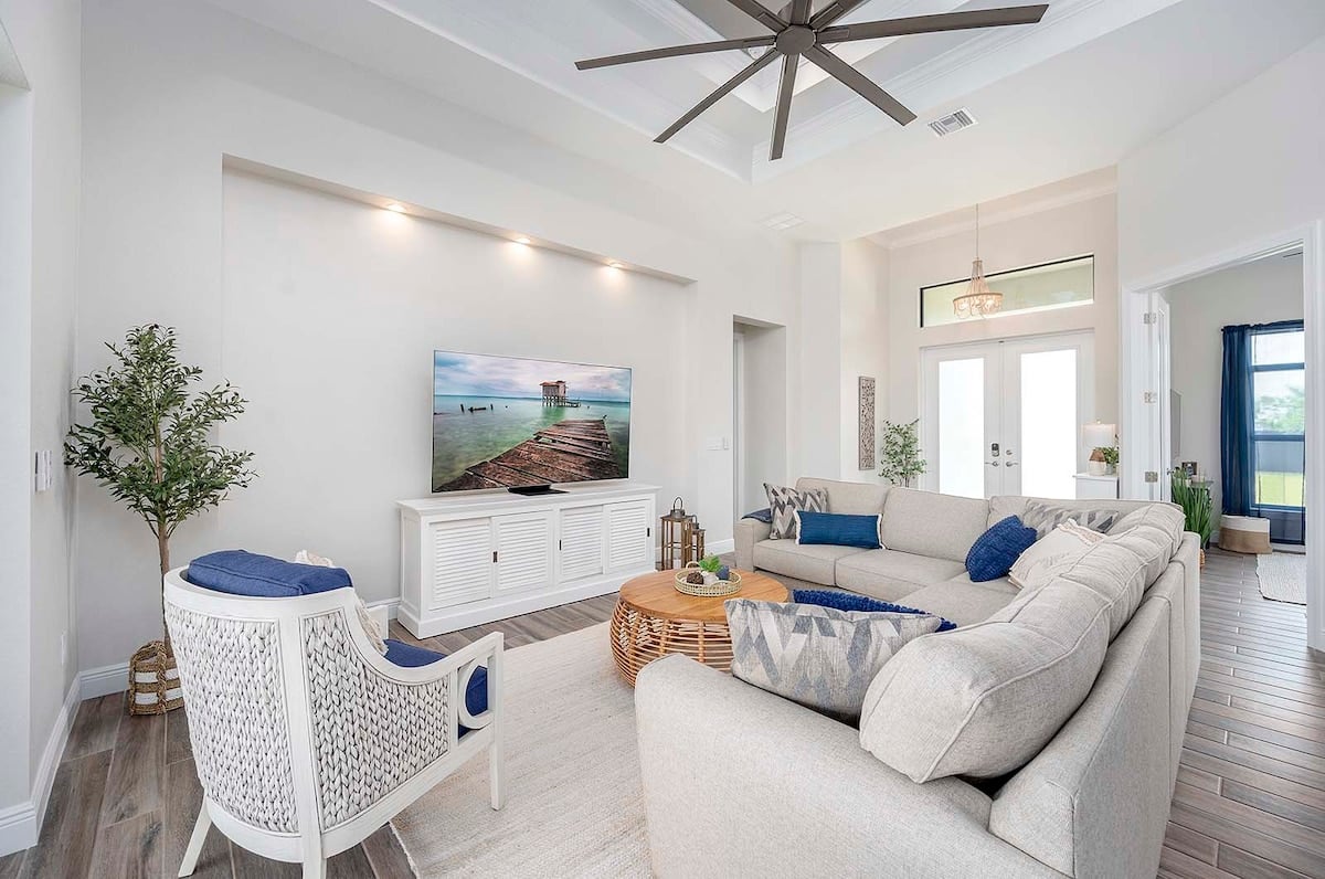 Lanai mit Lounge- und Essbereich sowie Blick auf den Kanal.