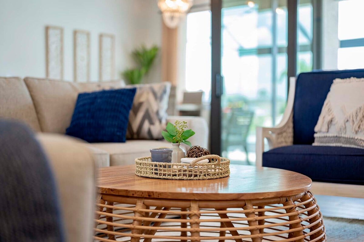 Offener Wohnbereich mit großen Glasschiebetüren und viel Tageslicht.