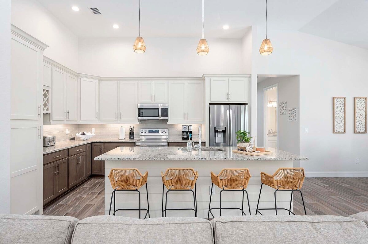 Lanai mit Lounge- und Essbereich sowie Blick auf den Kanal.