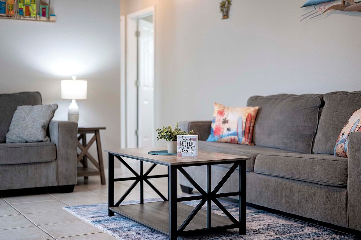 Beheizter Salzwasserpool mit Süd-Ausrichtung und Lanai mit Außen-Essbereich.