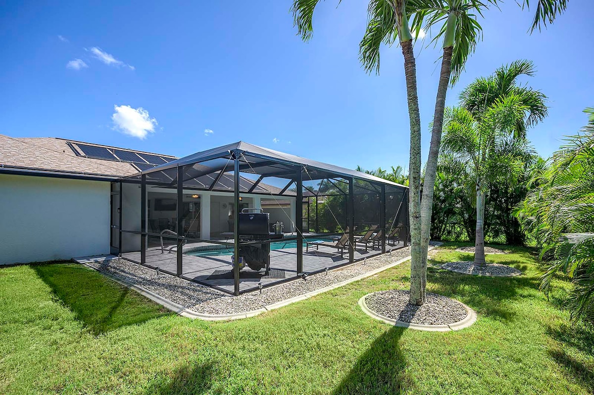 Beheizter Salzwasserpool mit Süd-Ausrichtung und überdachter Lanai mit Sitzbereich.