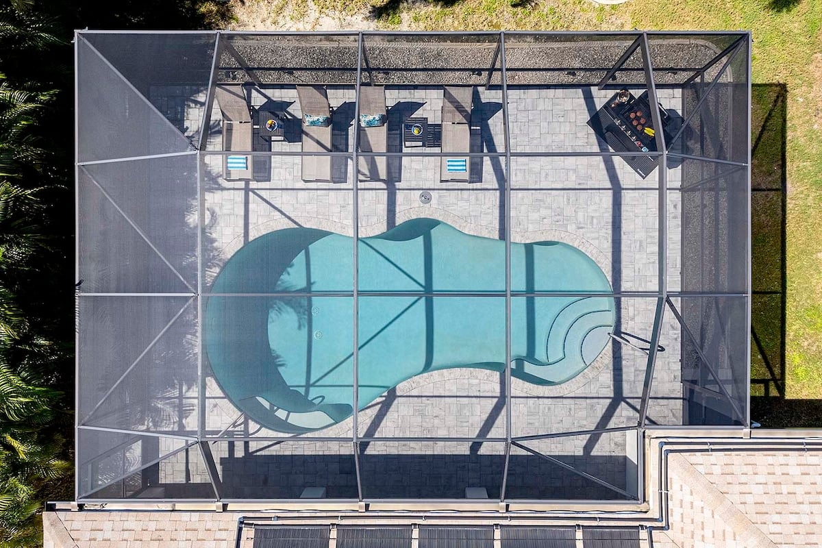 Beheizter Salzwasserpool mit südlicher Ausrichtung und Lanai mit Sitzbereich.