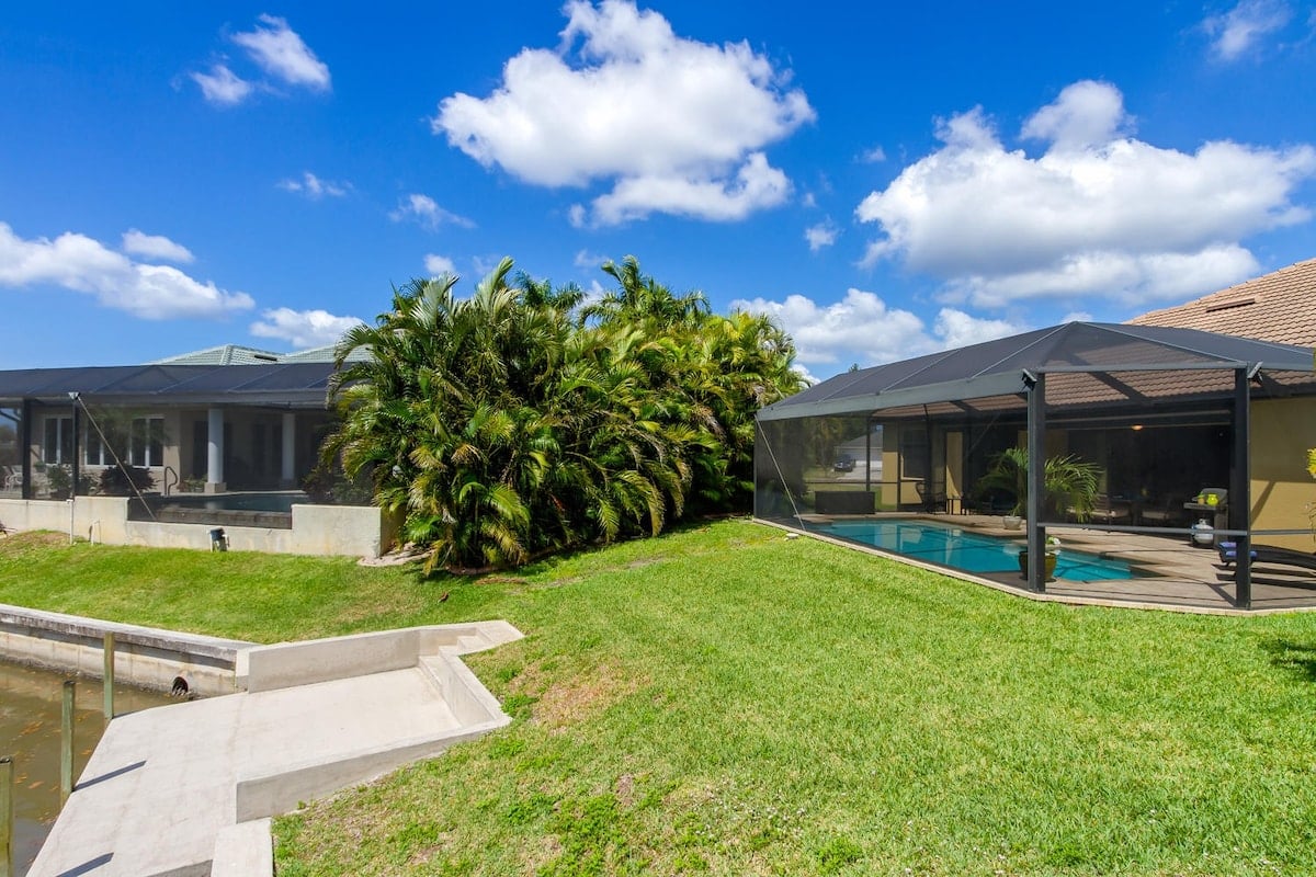 Poolbereich mit Liegen und Blick auf den Kanal.