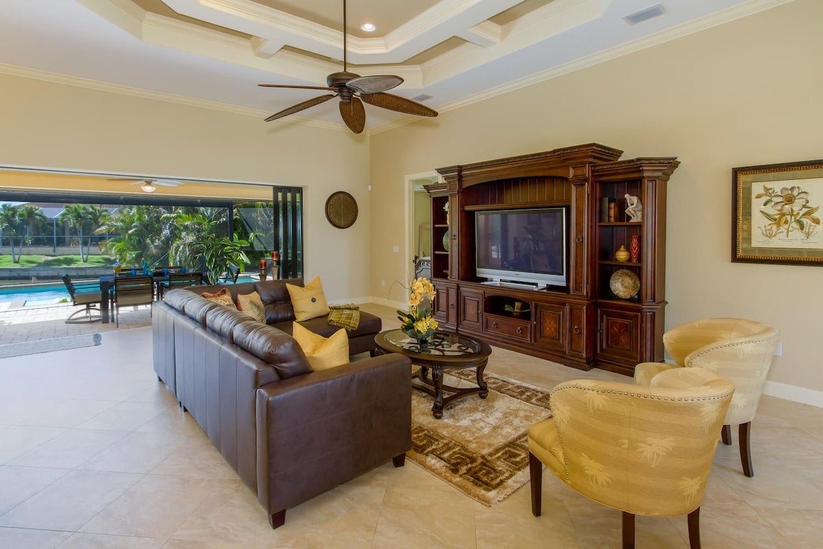 Moderner Poolbereich mit Liegen und überdachter Terrasse am Kanal.