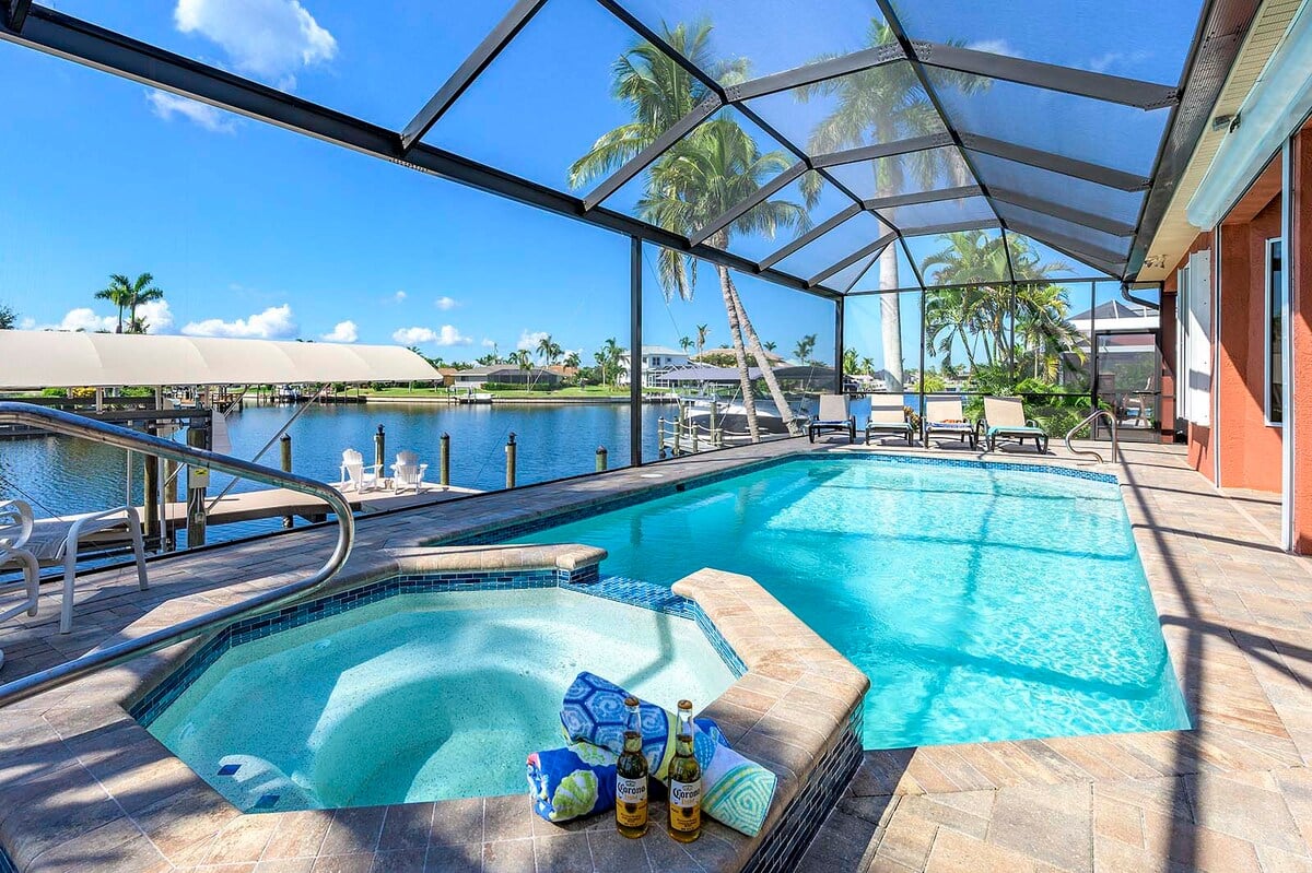 Beheizter Pool und Whirlpool auf der Lanai mit Blick auf den Kanal und privatem Dock.