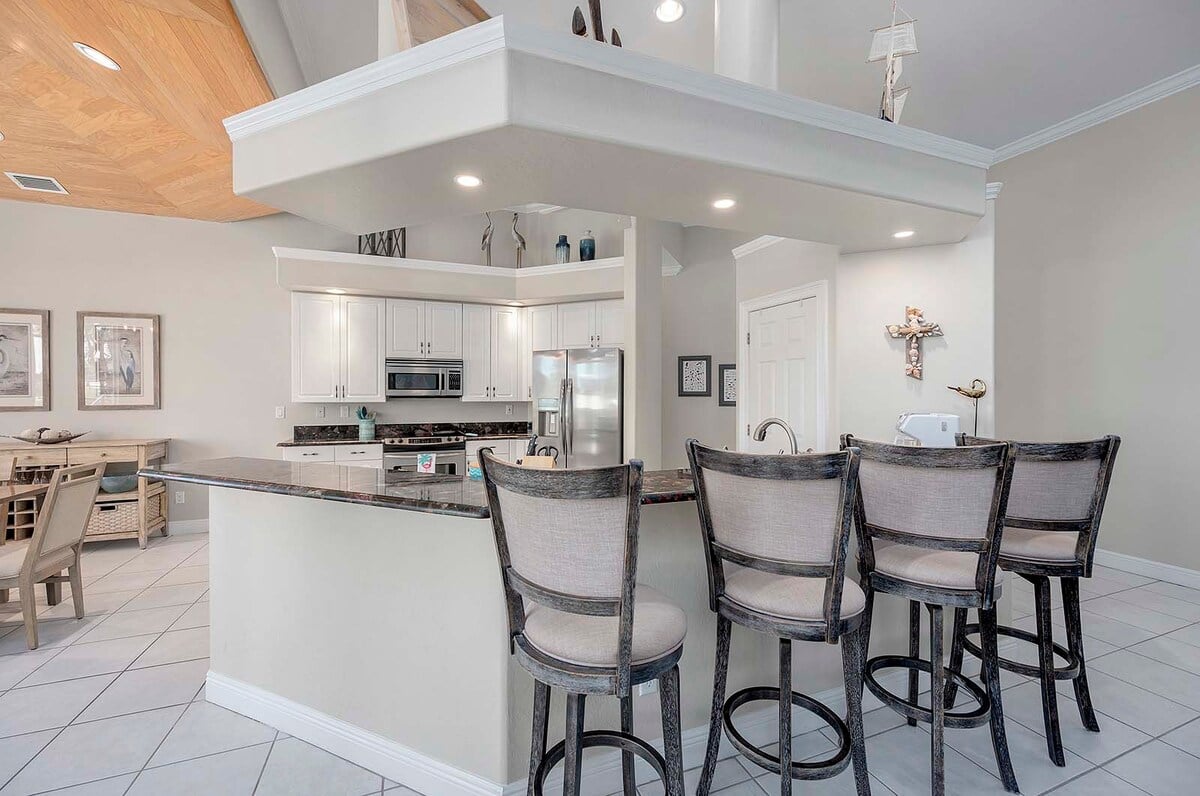 Beheizter Pool und Whirlpool auf der Lanai mit Blick auf den Kanal und privatem Dock.