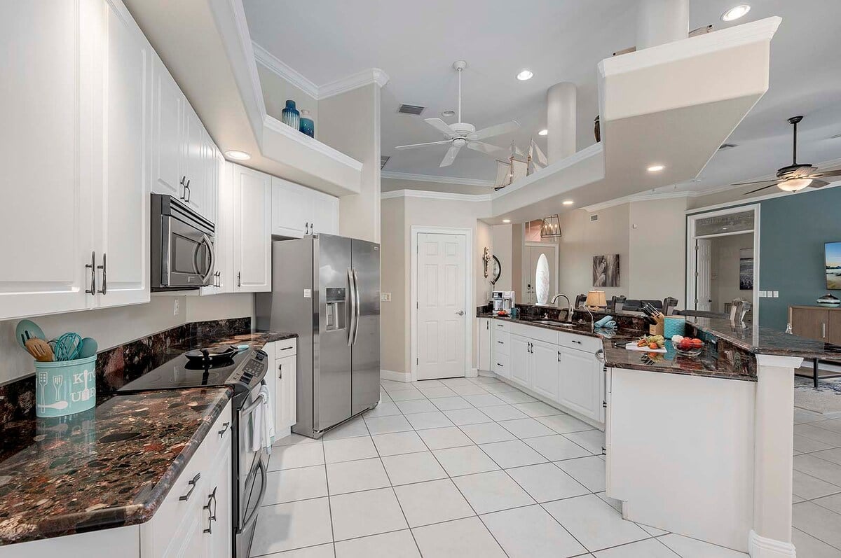 Beheizter Pool und Whirlpool auf der Lanai mit Blick auf den Kanal und privatem Dock.