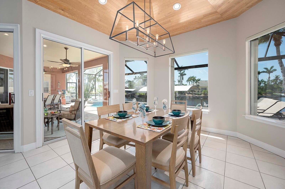 Beheizter Pool und Whirlpool auf der Lanai mit Blick auf den Kanal und privatem Dock.