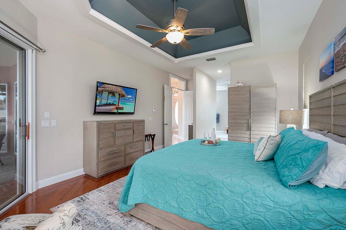 Beheizter Pool und Whirlpool auf der Lanai mit Blick auf den Kanal und privatem Dock.