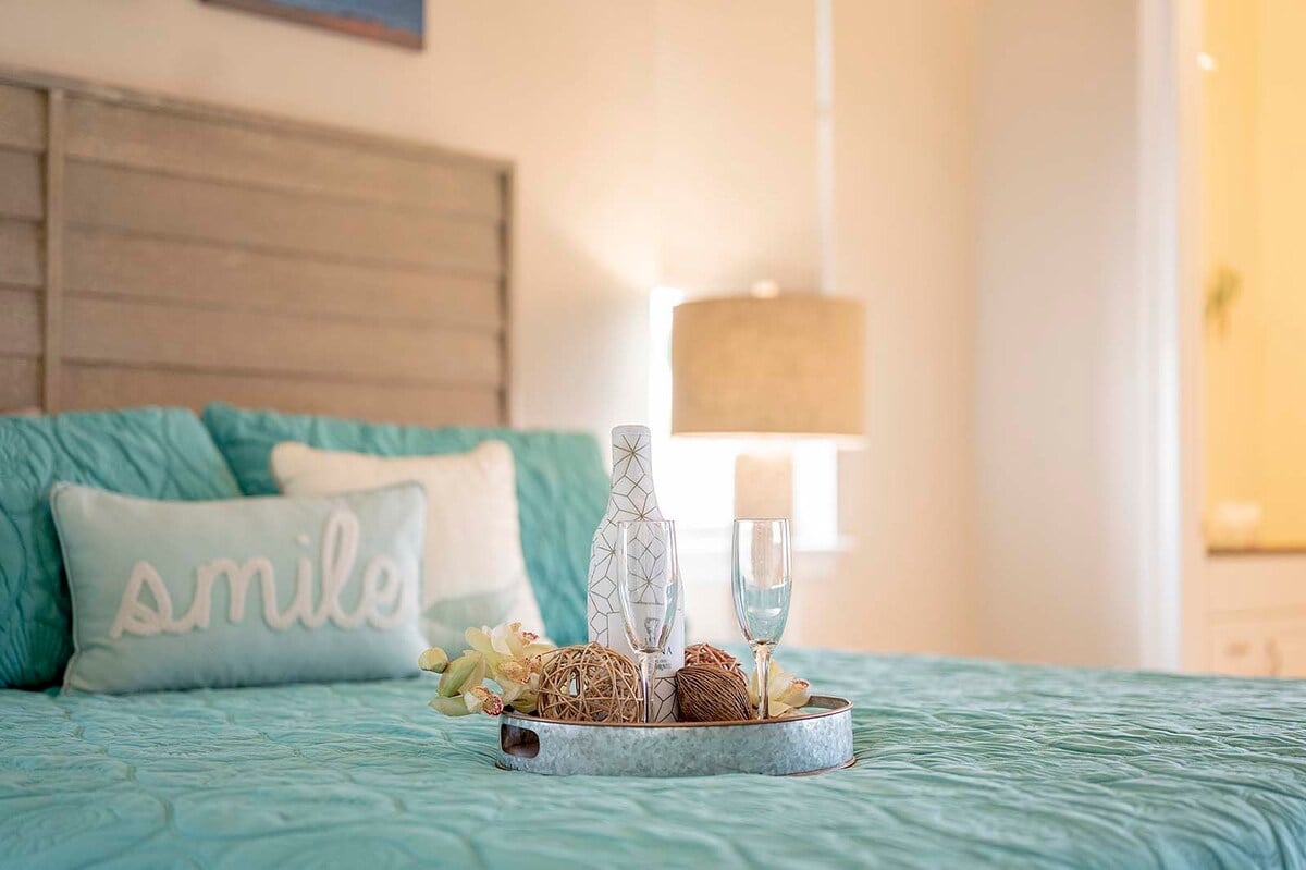 Beheizter Pool und Whirlpool auf der Lanai mit Blick auf den Kanal und privatem Dock.