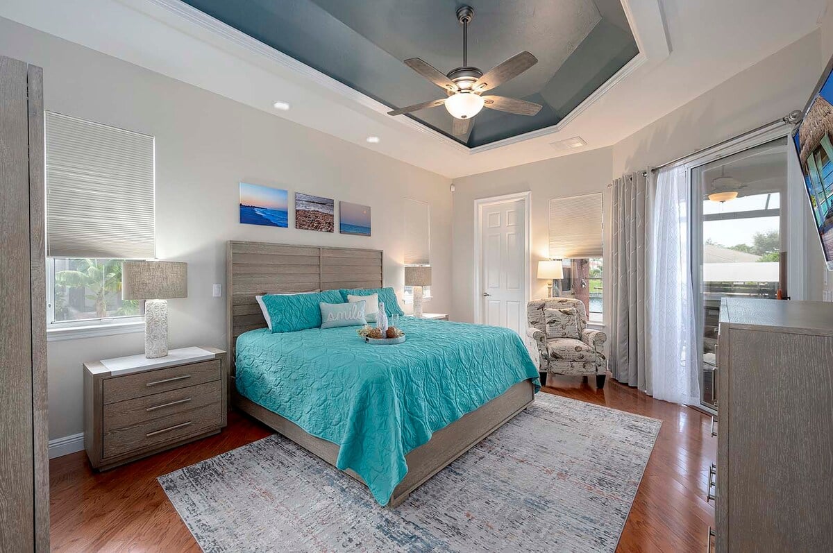 Beheizter Pool und Whirlpool auf der Lanai mit Blick auf den Kanal und das private Dock.