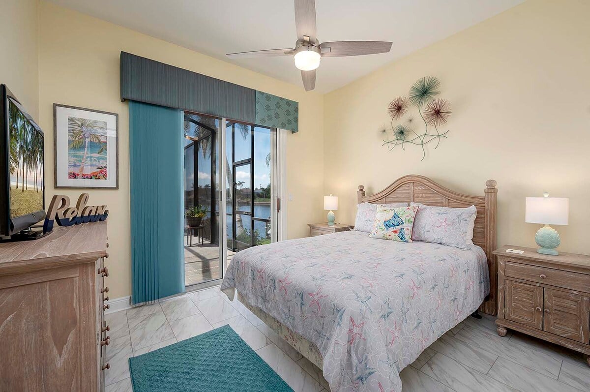 Beheizter Pool und Whirlpool auf der Lanai mit Blick auf den Kanal und privatem Dock.