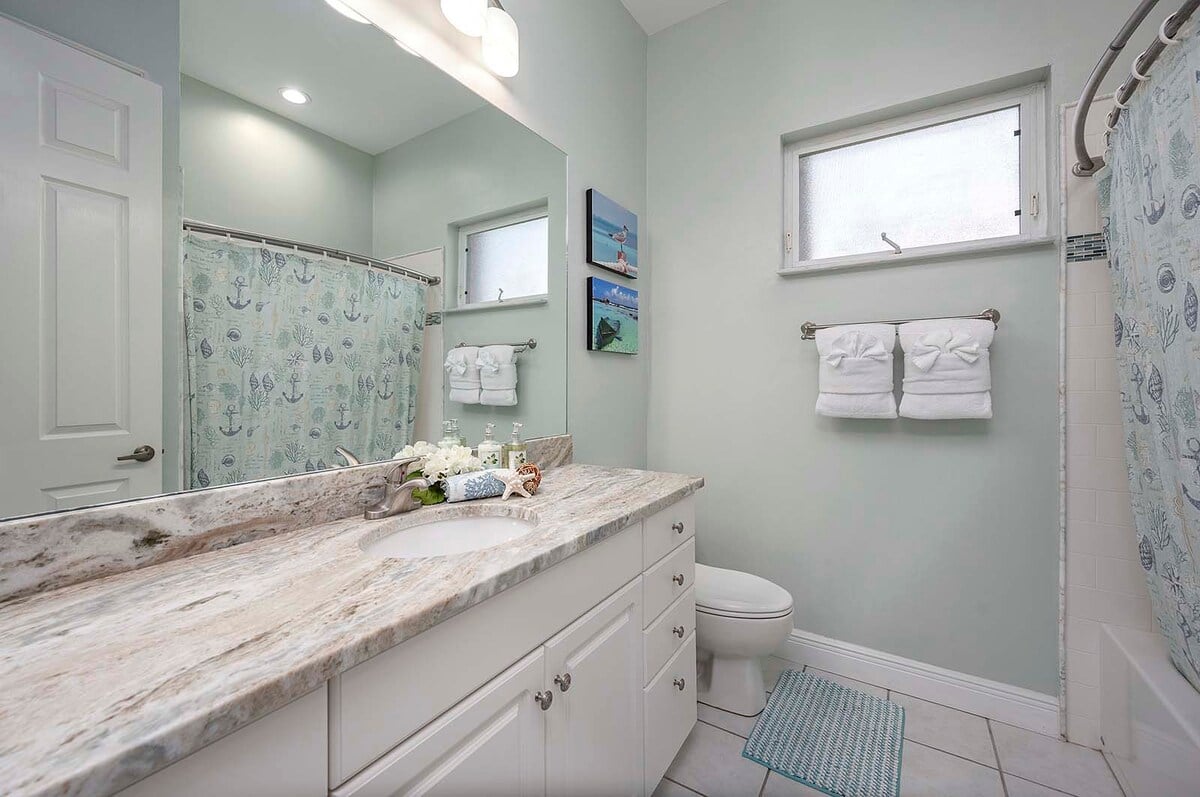 Beheizter Pool und Whirlpool auf der Lanai mit Blick auf den Kanal und privatem Dock.