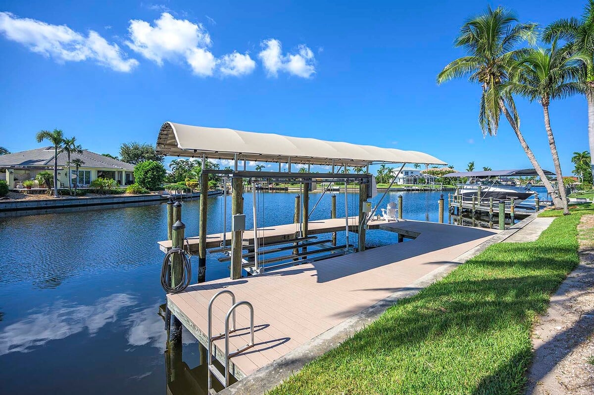 Beheizter Pool und Whirlpool auf der Lanai mit Blick auf den Kanal und privatem Dock.