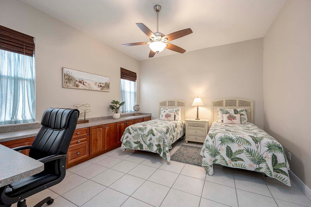 Beheizter Pool und Whirlpool auf der Lanai mit Blick auf den Kanal und eigenem Dock.