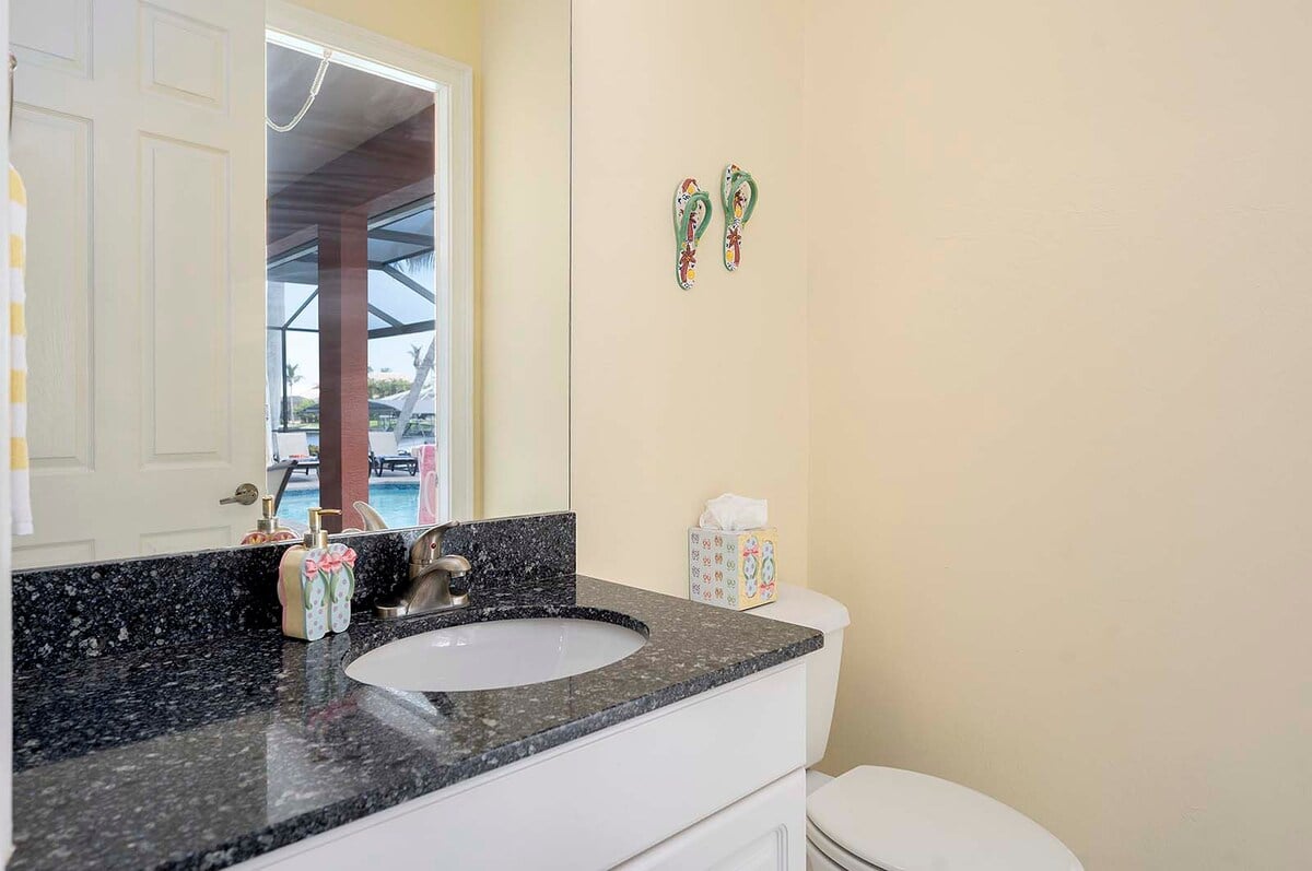 Beheizter Pool und Whirlpool auf der Lanai mit Blick auf den Kanal und privatem Dock.