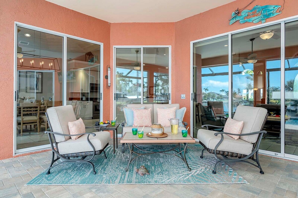 Beheizter Pool und Whirlpool auf der Lanai mit Blick auf den Kanal und privatem Dock.