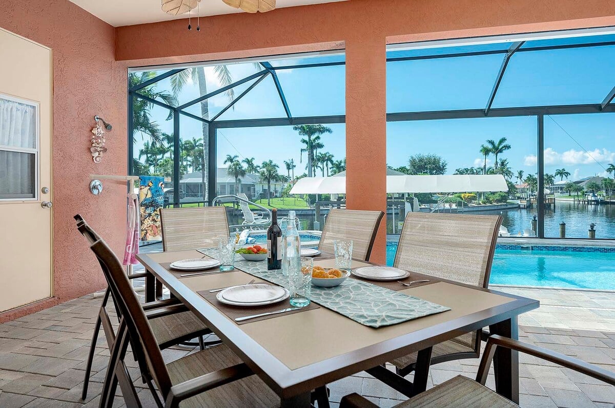 Beheizter Pool und Whirlpool auf der Lanai mit Blick auf den Kanal und privatem Dock.