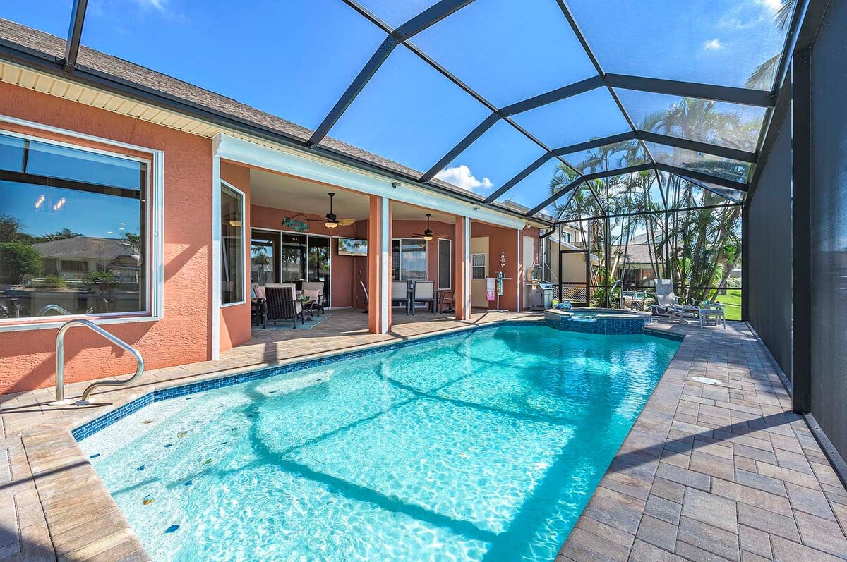 Beheizter Pool und Whirlpool auf der Lanai mit Blick auf den Kanal und privatem Dock.