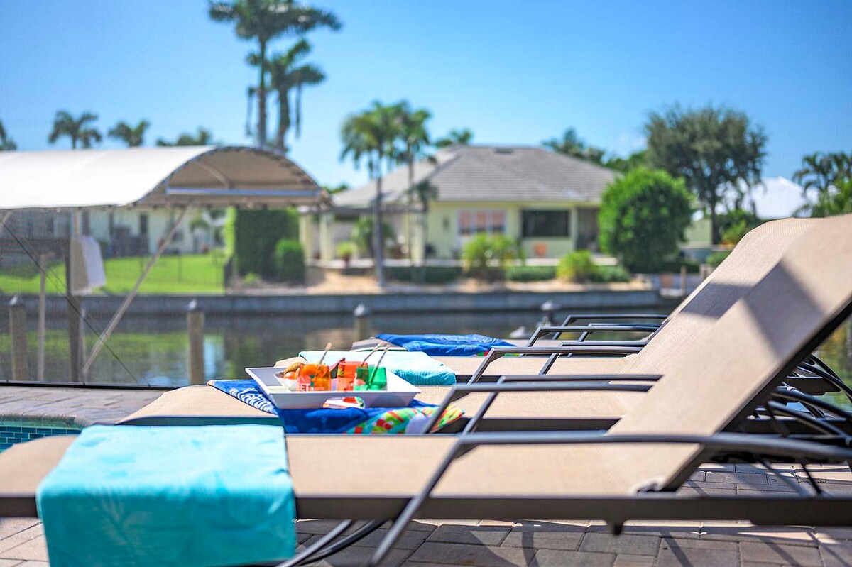 Beheizter Pool und Whirlpool auf der Lanai mit Blick auf den Kanal und privatem Dock.