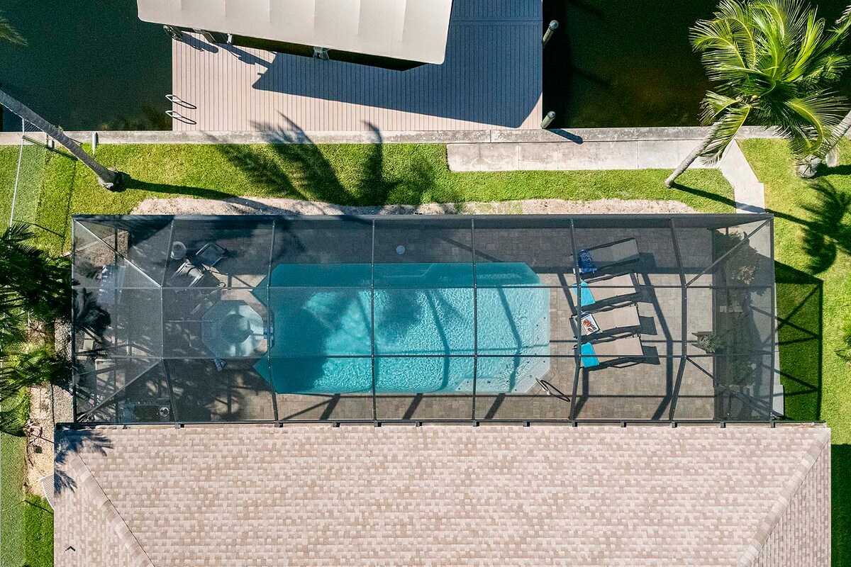 Beheizter Pool und Whirlpool auf der Lanai mit Blick auf den Kanal und privatem Dock.