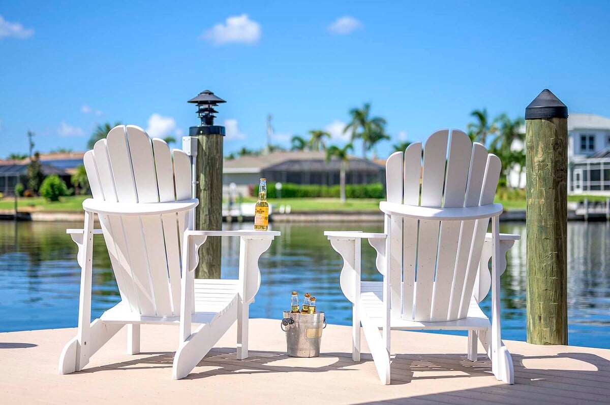 Beheizter Pool und Whirlpool auf der Lanai mit Blick auf den Kanal und privatem Dock.