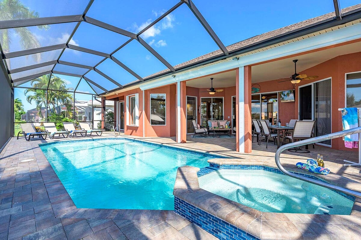 Beheizter Pool und Whirlpool auf der Lanai mit Blick auf den Kanal und privatem Dock.