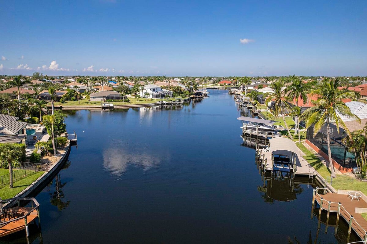 Beheizter Pool und Whirlpool auf der Lanai mit Blick auf den Kanal und privatem Dock.