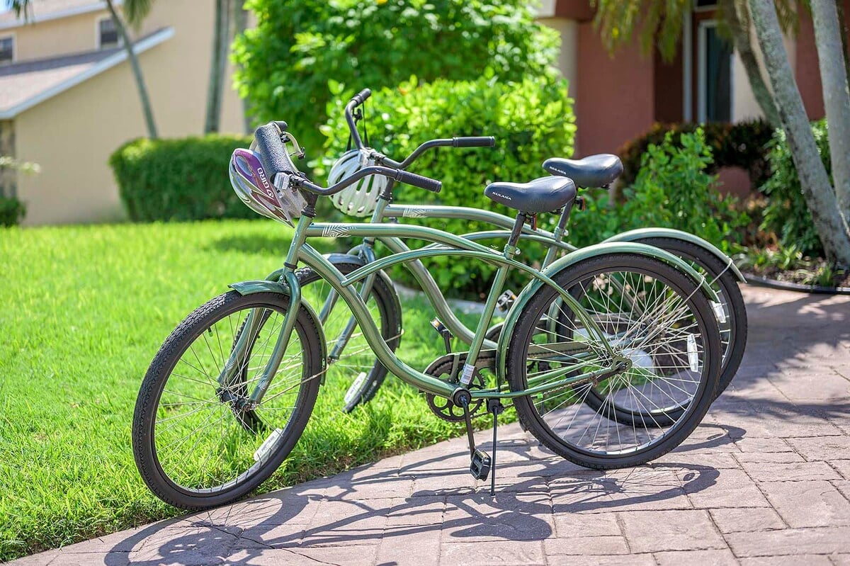 Beheizter Pool und Whirlpool auf der Lanai mit Blick auf den Kanal und privatem Dock.