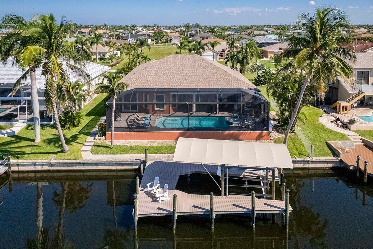 Beheizter Pool und Whirlpool auf der Lanai mit Blick auf den Kanal und eigenem Dock.