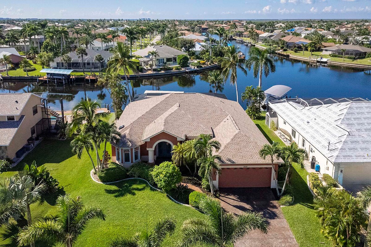 Beheizter Pool und Whirlpool auf der Lanai mit Blick auf den Kanal und privatem Dock.