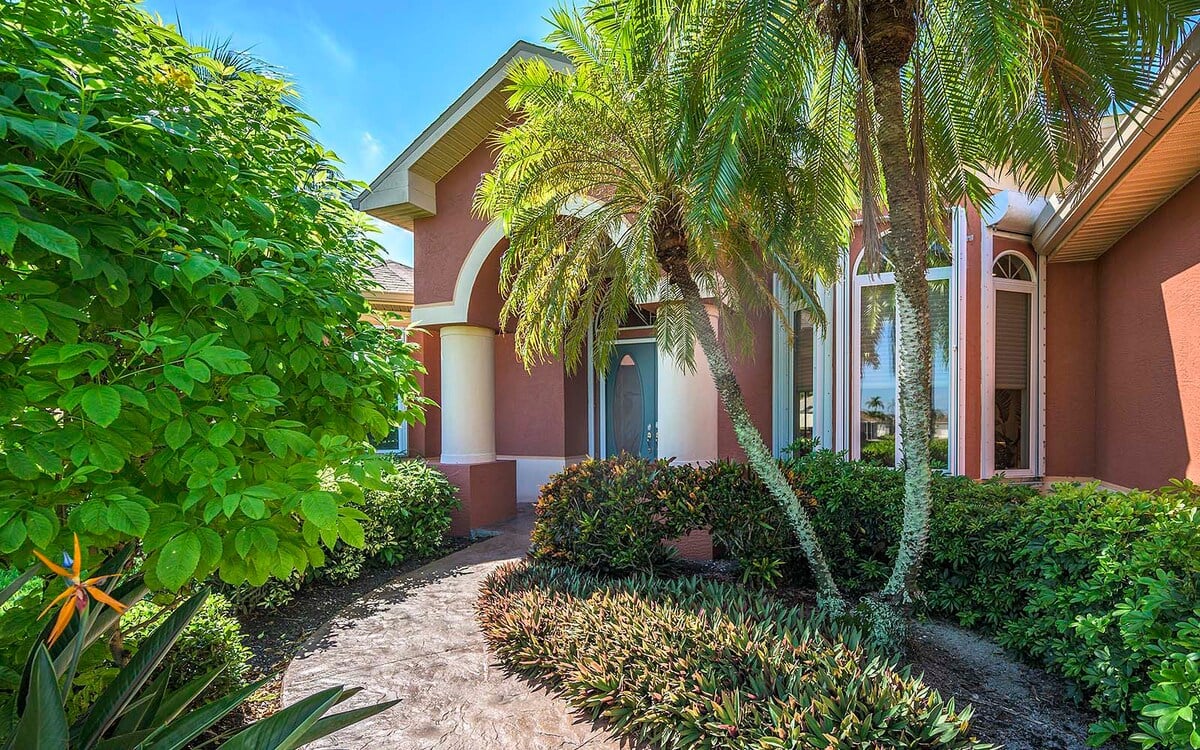 Beheizter Pool und Whirlpool auf der Lanai mit Blick auf den Kanal und privatem Dock.