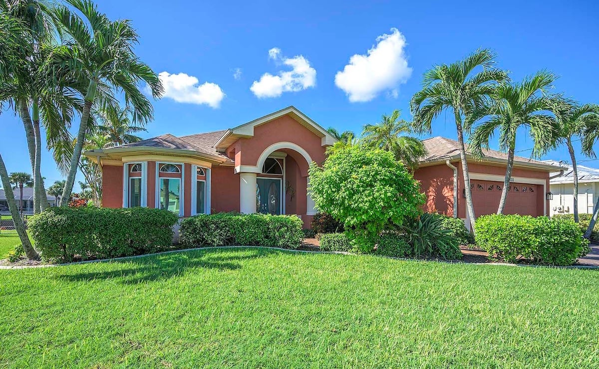 Beheizter Pool und Whirlpool auf der Lanai mit Blick auf den Kanal und privatem Dock.