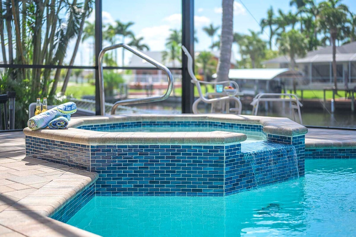 Beheizter Pool und Whirlpool auf der Lanai mit Blick auf den Kanal und eigenem Dock.