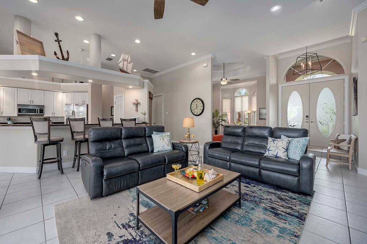 Beheizter Pool und Whirlpool auf der Lanai mit Blick auf den Kanal und privatem Dock.