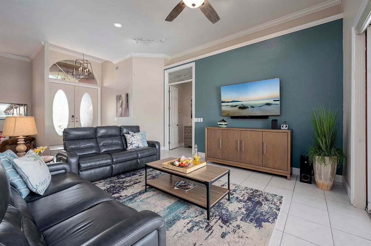 Beheizter Pool und Whirlpool auf der Lanai mit Blick auf den Kanal und privatem Dock.